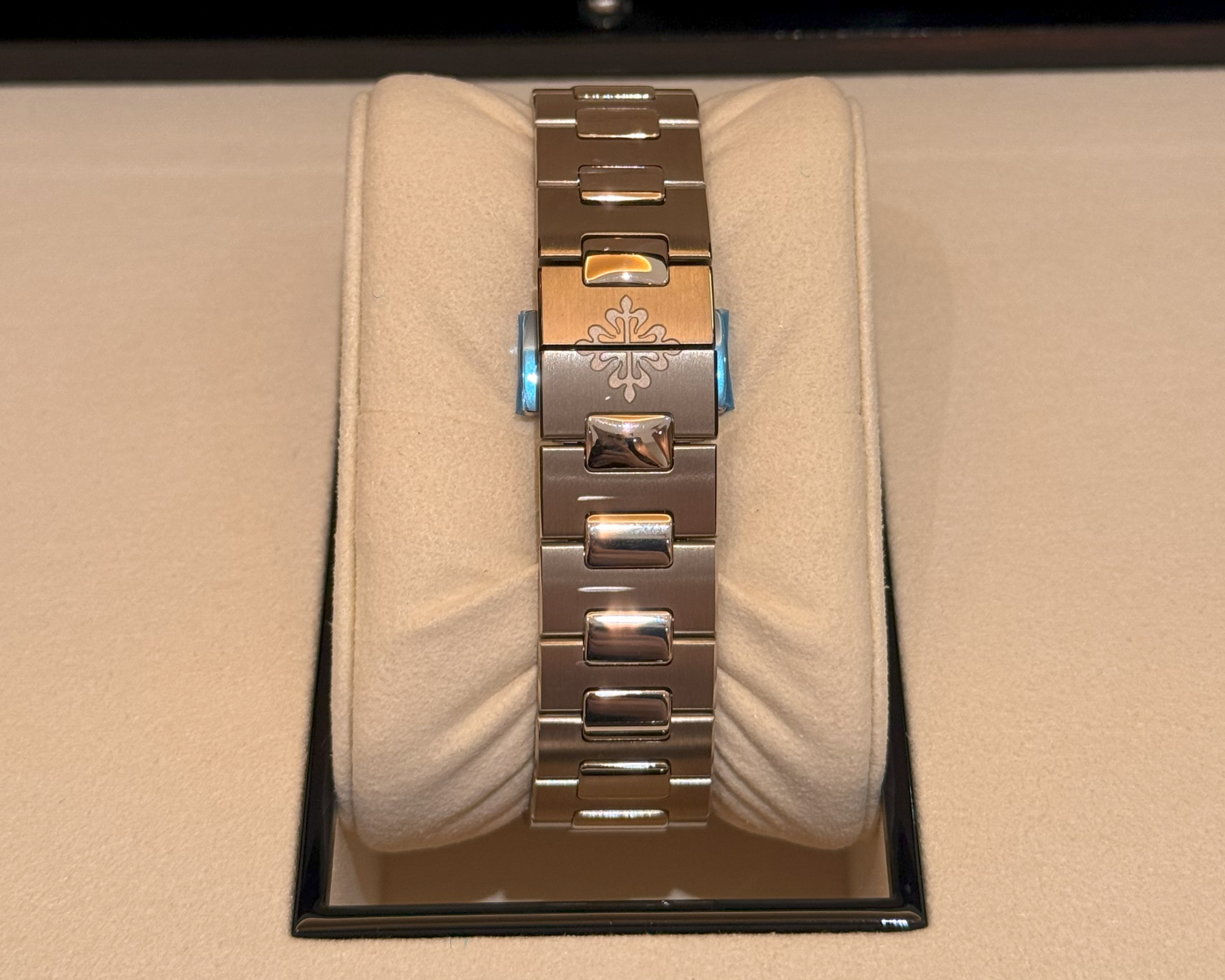 NAUTILUS 7010/1G-013 Lacquered azure blue - Swisphy